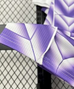 Maglia Real Madrid Home 2025/26 Versione Tifoso dettaglio stemma ricamato