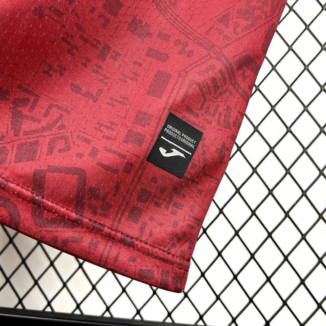 Maglia Real Murcia Home 2025/26 Versione Tifoso dettaglio stemma ricamato