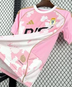 Maglia Real Oviedo Home 2025/26 Versione Tifoso dettaglio stemma ricamato