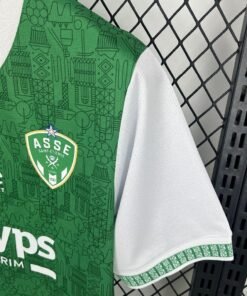 Maglia saint-etienne Home 2025/26 Versione Tifoso dettaglio stemma ricamato