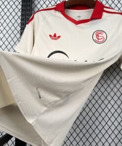 Maglia siviglia retro - Maglia Siviglia Home 2025/26 Retro dettaglio stemma ricamato