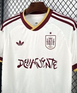 Maglia Spain Away 2024/25 Versione Tifoso dettaglio stemma ricamato