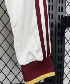 Maglia Spain Away Manica Lunga 2024/25 Versione Tifoso dettaglio stemma ricamato