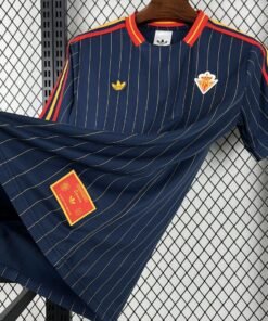 Maglia Spain Home 2024/25 Versione Tifoso dettaglio stemma ricamato