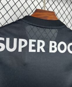 Maglia Sporting CP Away 2025/26 Versione Tifoso dettaglio stemma ricamato