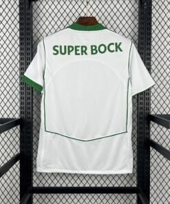 Maglia Sporting CP Home 2025/26 Versione Tifoso dettaglio stemma ricamato