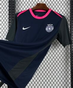 Maglia Sporting CP Home 2026/27 Versione Giocatore dettaglio stemma ricamato