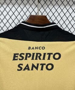 Maglia sporting cp retro - Maglia Sporting CP Away 2003/04 Retro dettaglio stemma ricamato