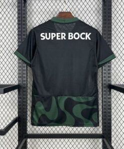 Maglia Sporting CP Third 2025/26 Versione Tifoso dettaglio stemma ricamato