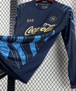 Maglia SSC Napoli Home Manica Lunga 2025/26 Versione Giocatore dettaglio stemma ricamato