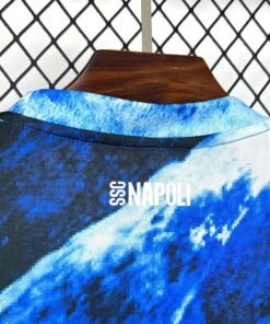 Maglia SSC Napoli Home 2025/26 Versione Tifoso dettaglio stemma ricamato
