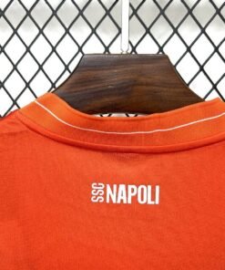 Maglia SSC Napoli Keeper 2025/26 Versione Tifoso dettaglio stemma ricamato