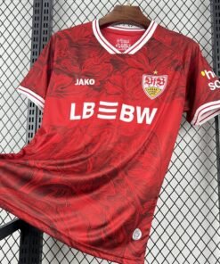 Maglia Stuttgart Away 2025/26 Versione Tifoso dettaglio stemma ricamato