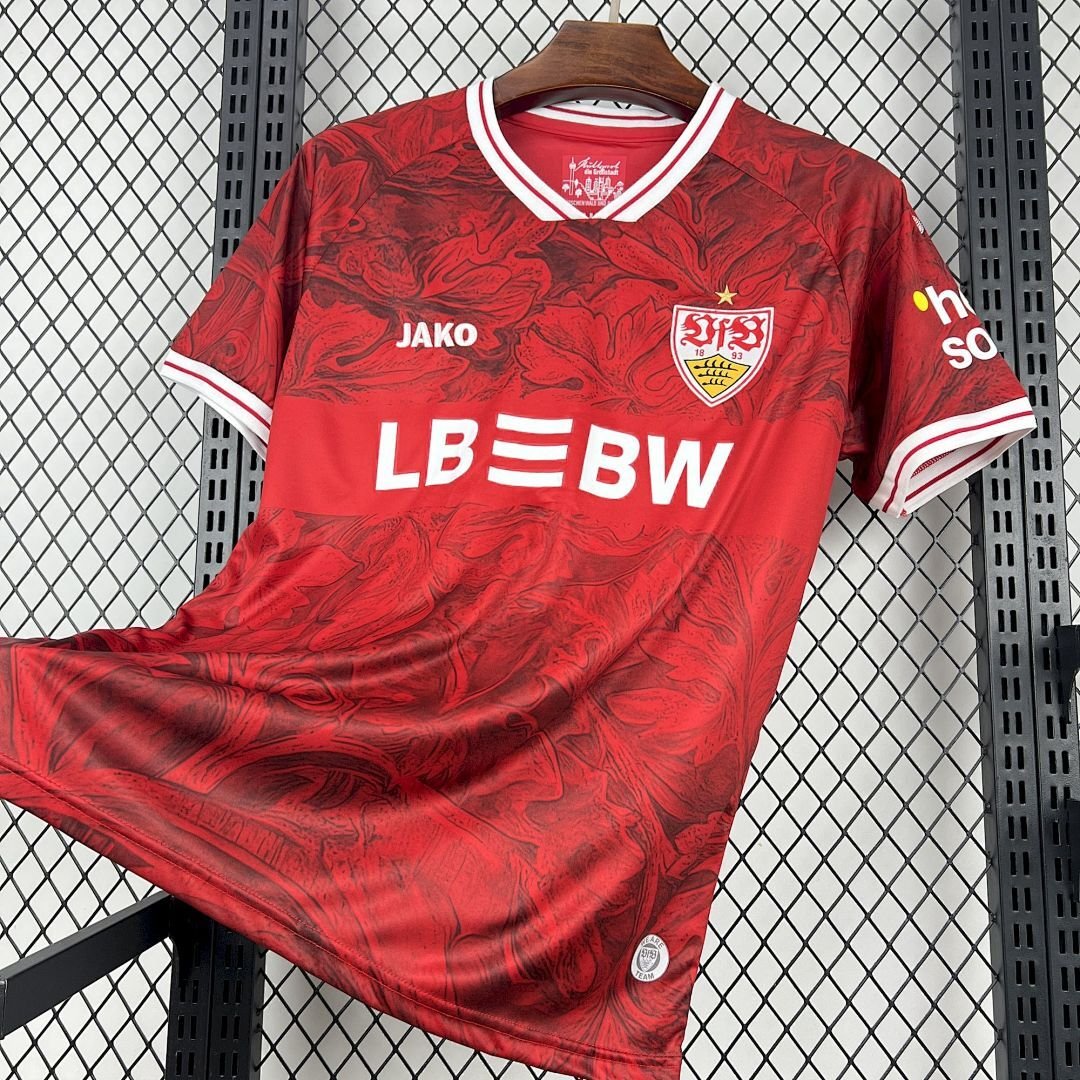 Maglia Stuttgart Away 2025/26 Versione Tifoso dettaglio stemma ricamato