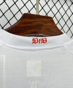 Maglia Stuttgart Home 2025/26 Versione Tifoso dettaglio stemma ricamato