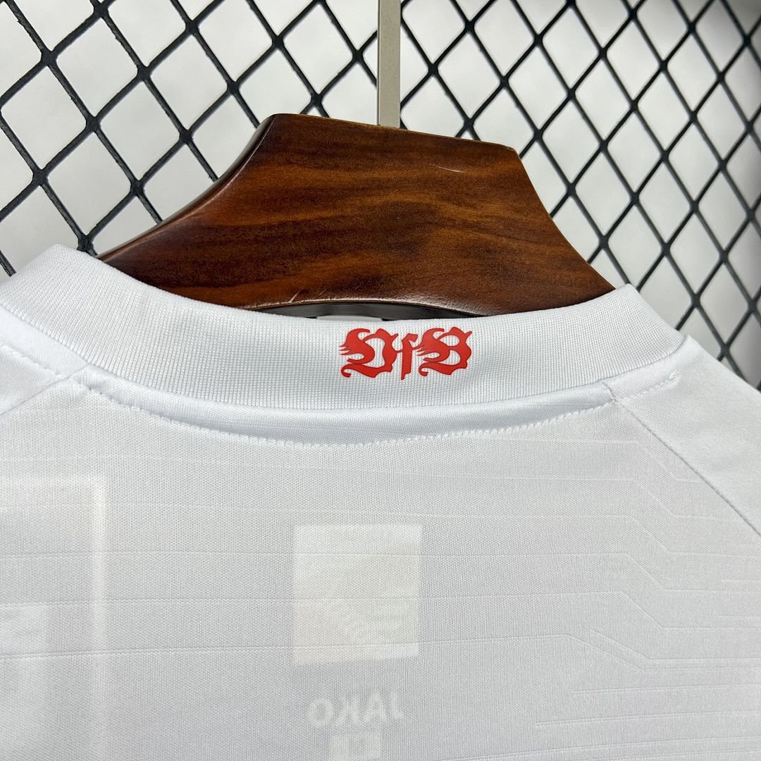 Maglia Stuttgart Home 2025/26 Versione Tifoso dettaglio stemma ricamato