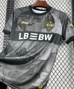 Maglia Stuttgart Third 2025/26 Versione Tifoso dettaglio stemma ricamato