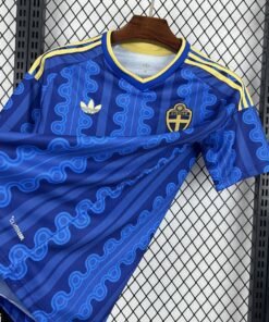 Maglia Sweden Away 2024/25 Versione Tifoso dettaglio stemma ricamato