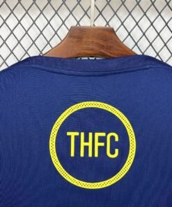 Maglia Tottenham Hotspur Home 2025/26 Versione Giocatore dettaglio stemma ricamato