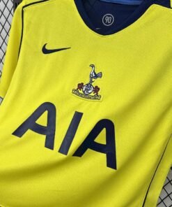 Maglia Tottenham Hotspur Third 2025/26 Versione Tifoso dettaglio stemma ricamato
