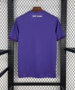 Maglia Toulouse Home 2024/25 Versione Tifoso dettaglio stemma ricamato