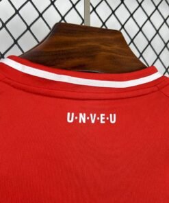 Maglia Union Berlin Home 2025/26 Versione Tifoso dettaglio stemma ricamato