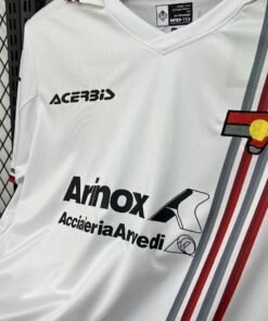 Maglia Unione Sportiva Cremonese Away 2025/26 Versione Tifoso dettaglio stemma ricamato