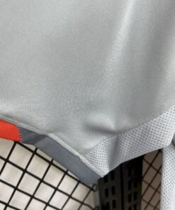 Maglia Unione Sportiva Cremonese Home 2025/26 Versione Tifoso dettaglio stemma ricamato