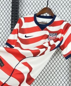 Maglia USA Home 2024/25 Versione Tifoso dettaglio stemma ricamato