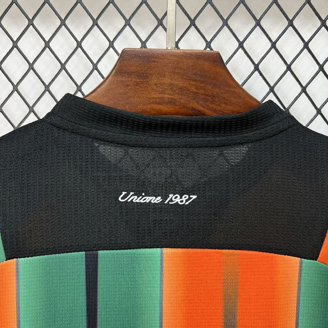 Maglia Venezia Third 2025/26 Versione Tifoso dettaglio stemma ricamato