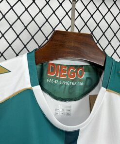 Maglia Werder Bremen Home 2025/26 Versione Tifoso dettaglio stemma ricamato