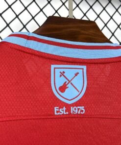 Maglia West Ham United Home 2025/26 Versione Tifoso dettaglio stemma ricamato