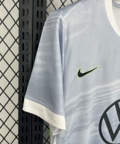 Maglia Wolfsburg Away 2025/26 Versione Tifoso dettaglio stemma ricamato