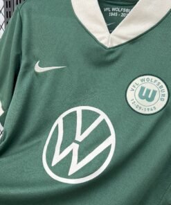 Maglia Wolfsburg Home 2025/26 Versione Tifoso dettaglio stemma ricamato