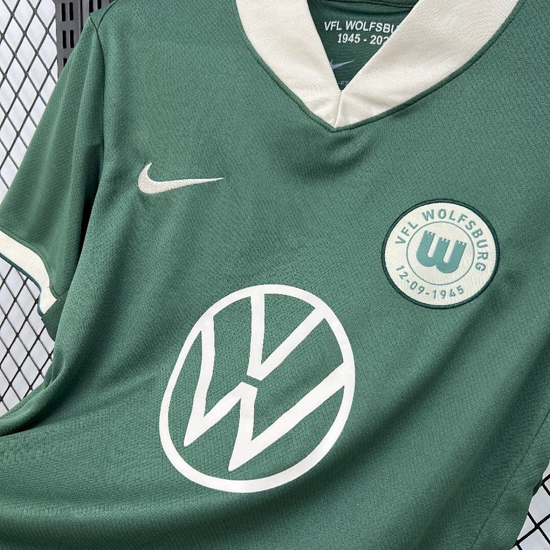 Maglia Wolfsburg Home 2025/26 Versione Tifoso dettaglio stemma ricamato
