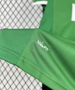 Maglia wolfsburg retro - Maglia Wolfsburg Home 2008/09 Retro dettaglio stemma ricamato