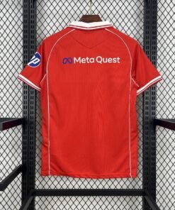 Maglia Wrexham Home 2025/26 Versione Tifoso dettaglio stemma ricamato