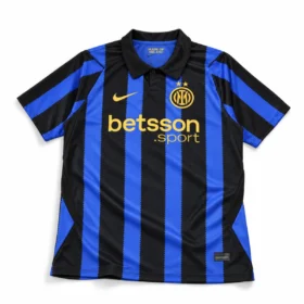 Prima Maglia Inter 2026/27 — vista frontale su fondo bianco