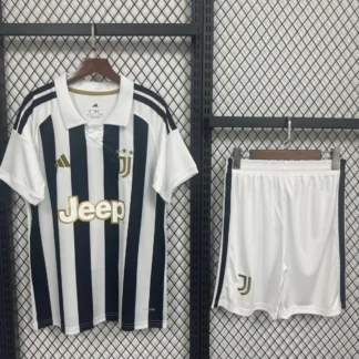 Completo Juventus 2026/27 Home maglia e pantaloncini fronte