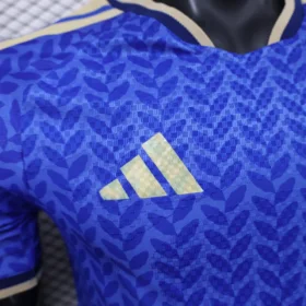 Camiseta Italia Primera Equipación Mundial 2026 – Jugador — fotografía real del logo y del tejido