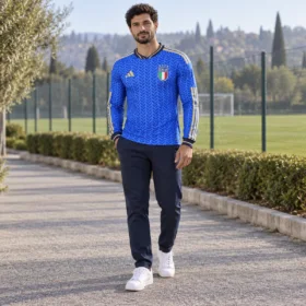 Prima Maglia Italia Mondiale 2026 Manica Lunga – Giocatore – presentazione con modello virtuale; pantaloni e scarpe non inclusi