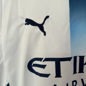 Terza Maglia Manchester City 2026/27 — fotografia reale del logo e del tessuto