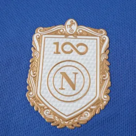 Camiseta Napoli Primera Equipación 2026/27 — fotografía real del detalle del escudo