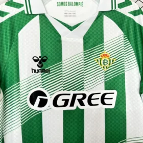 Camiseta Real Betis Primera Equipación 2026/27 — foto real del cuello y del escudo
