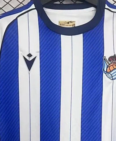 maglia real sociedad home dettaglio colletto e petto