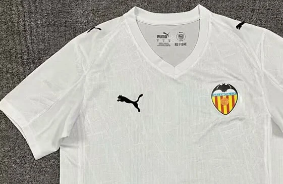 maglia valencia home dettaglio colletto e petto