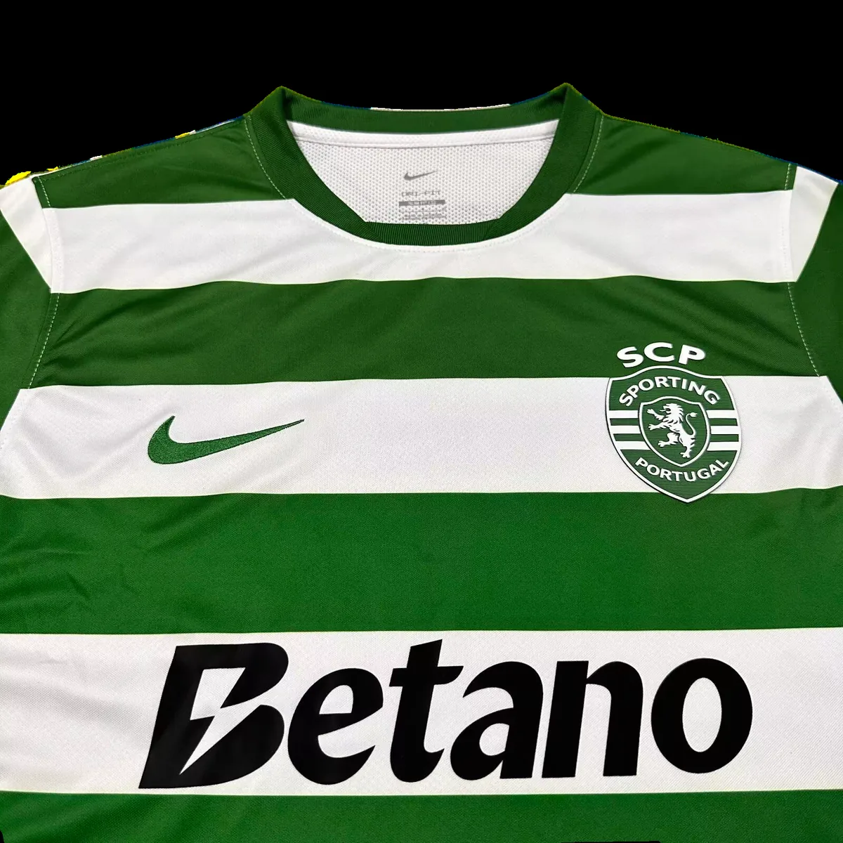Maglia Sporting Lisbona 2025/26 stemma