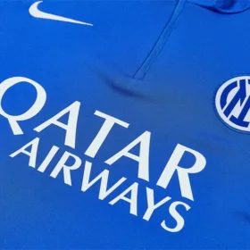 Chándal Inter azul de media cremallera 2026/27 – detalle real de pecho
