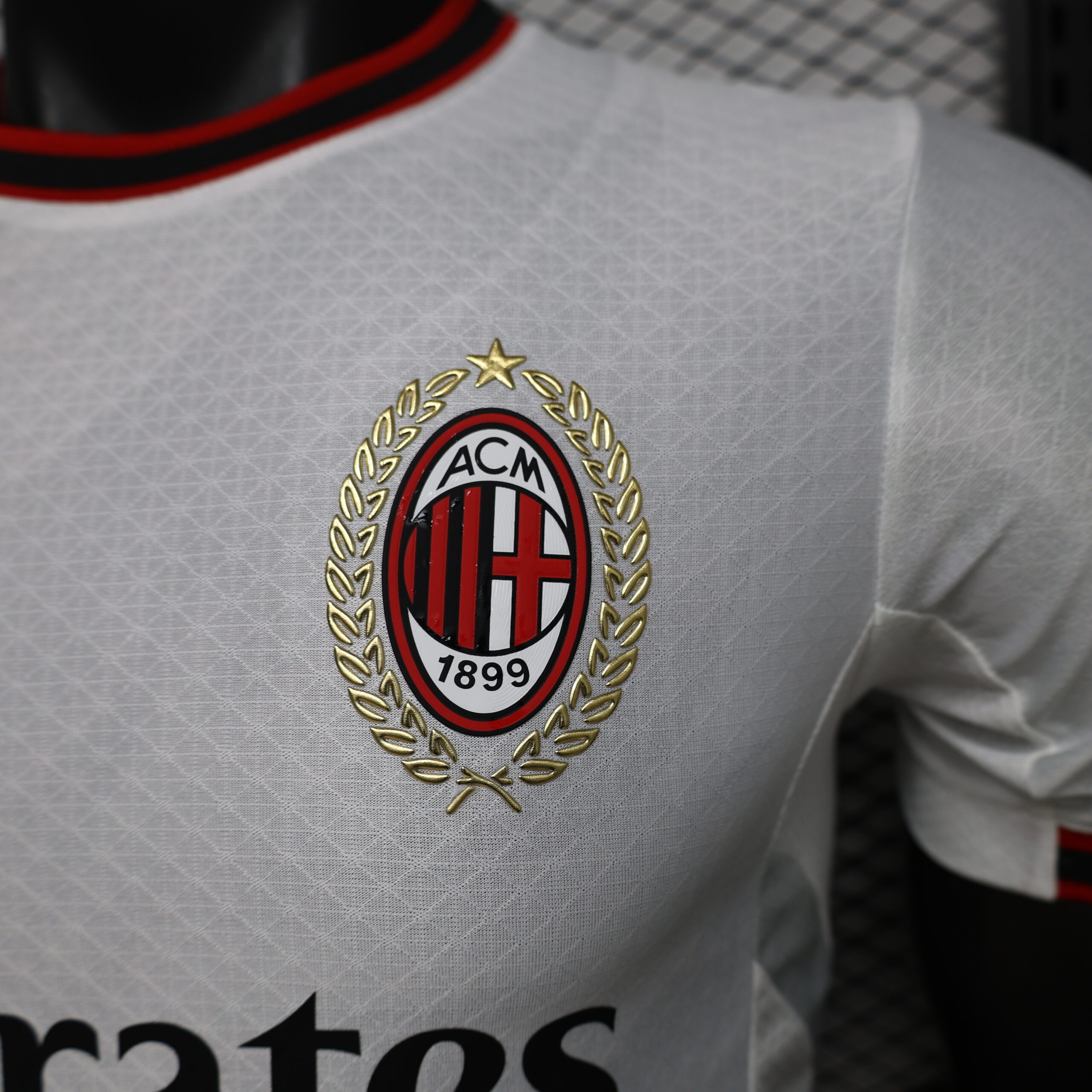 seconda maglia Milan 2026/27 dettaglio stemma
