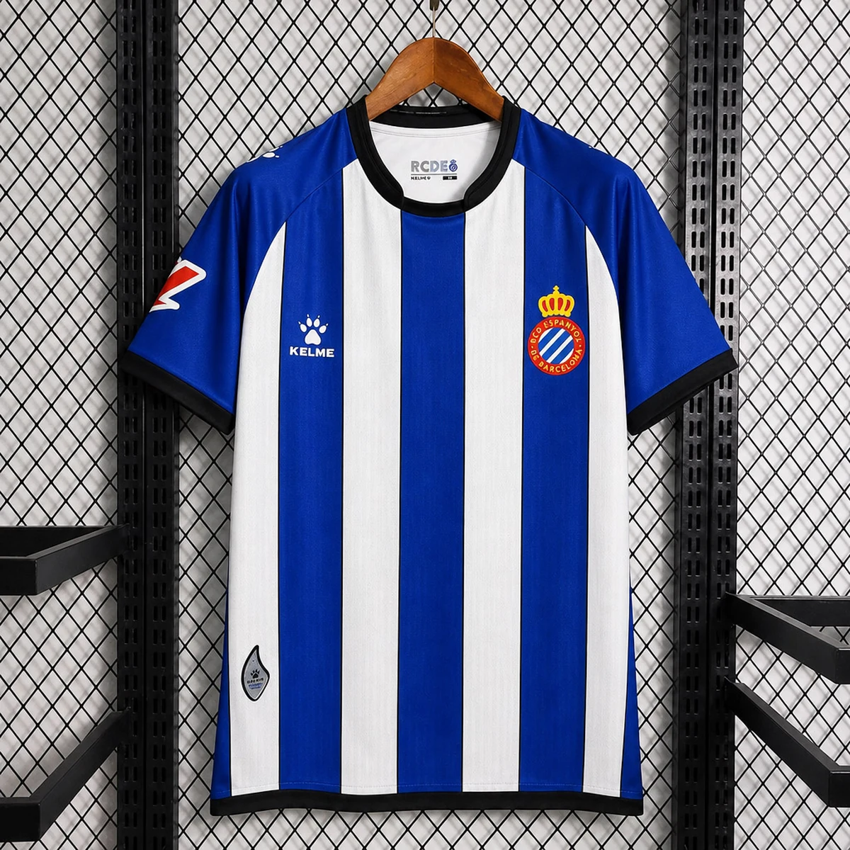 maglia espanyol home dettaglio stemma